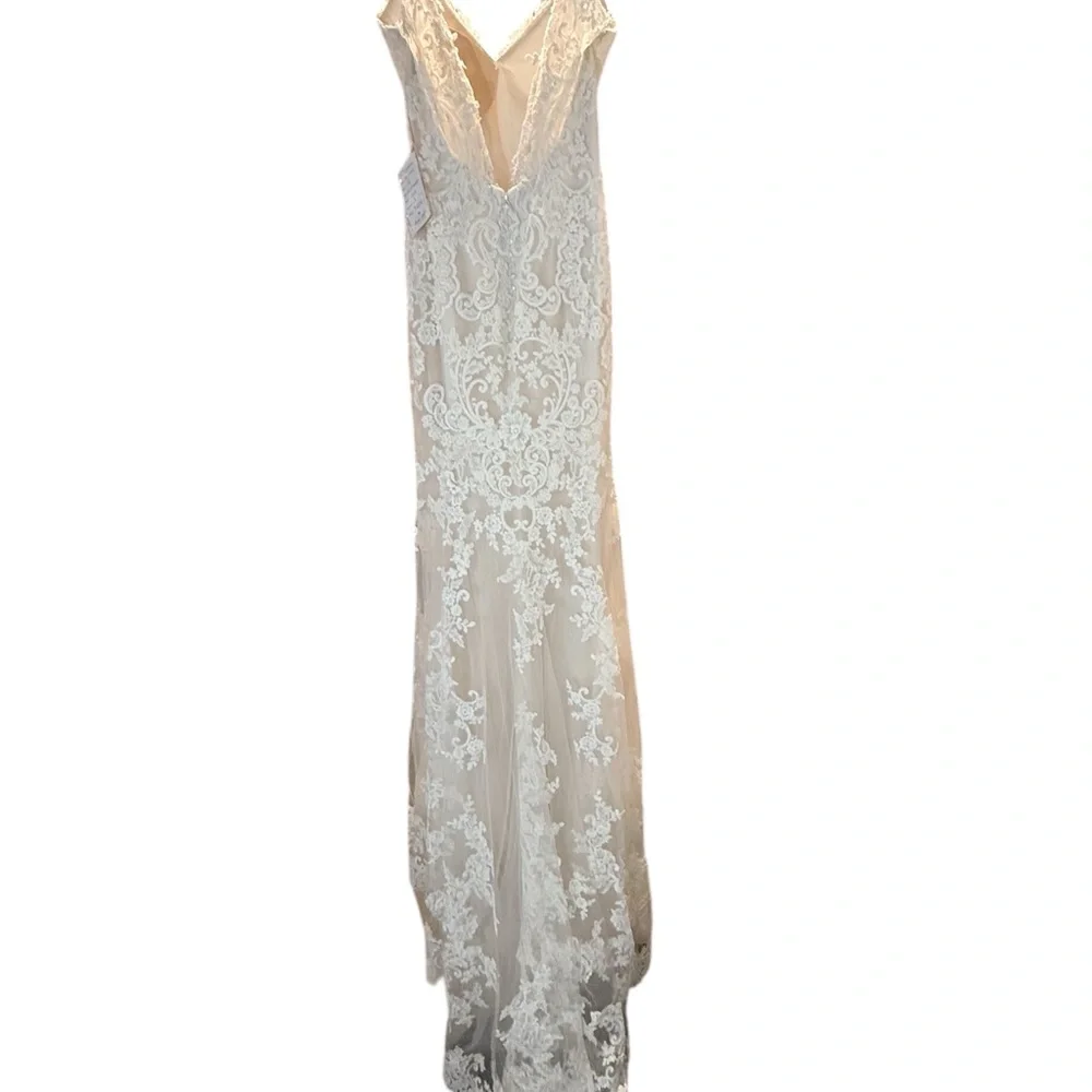 Elegant White Lace Gown - Picture 4 of 5